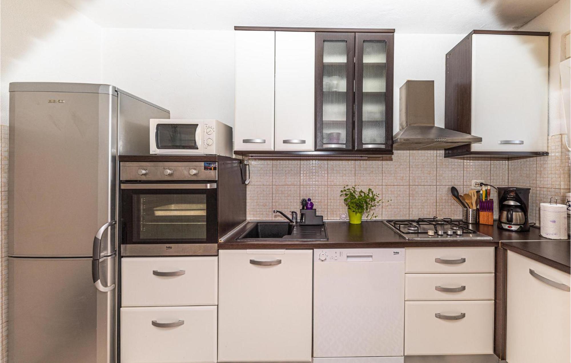 2 Bedroom Beautiful Apartment In Okrug Gornji 트로기르 외부 사진