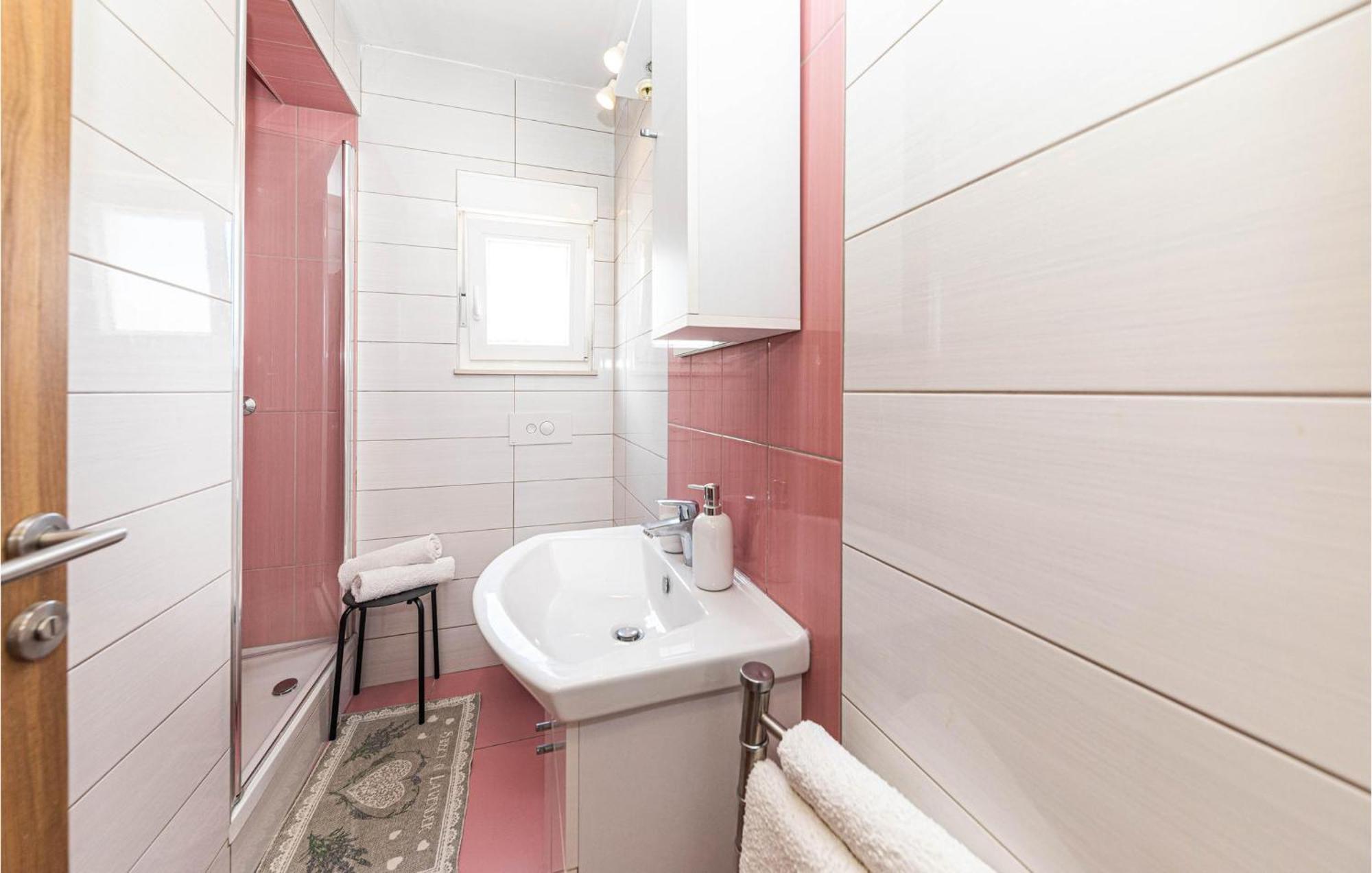 2 Bedroom Beautiful Apartment In Okrug Gornji 트로기르 외부 사진