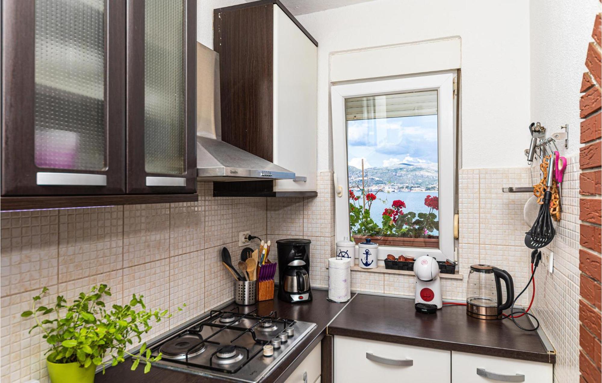 2 Bedroom Beautiful Apartment In Okrug Gornji 트로기르 외부 사진