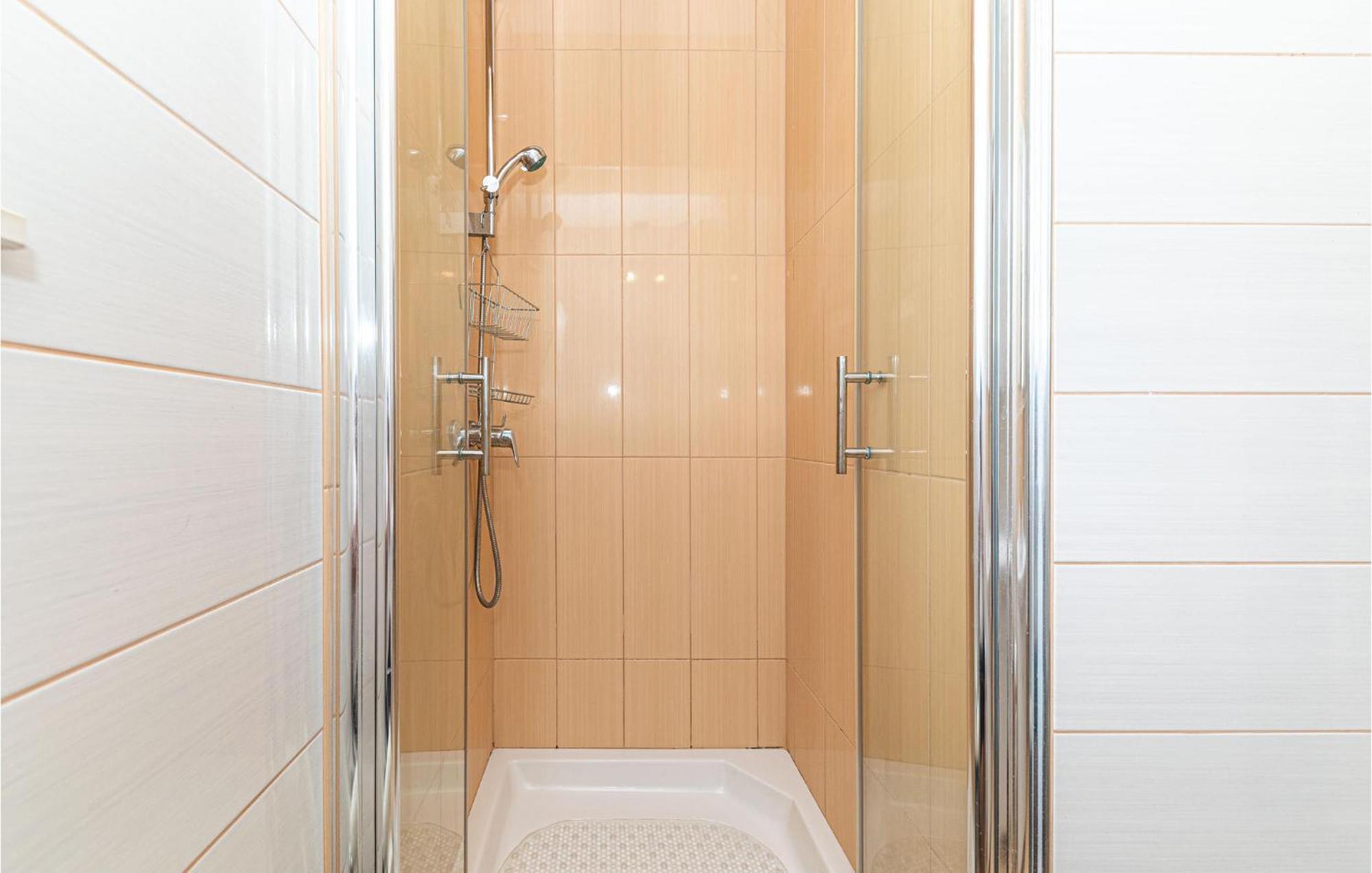 2 Bedroom Beautiful Apartment In Okrug Gornji 트로기르 외부 사진