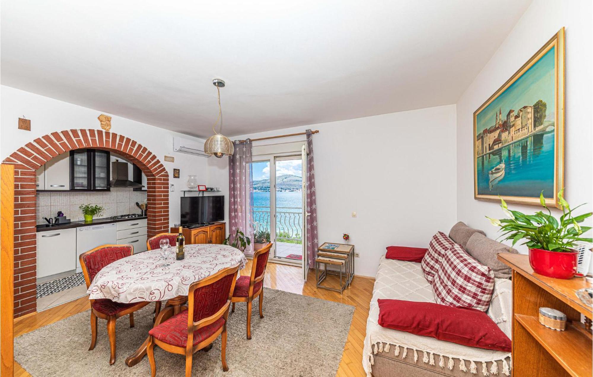2 Bedroom Beautiful Apartment In Okrug Gornji 트로기르 외부 사진