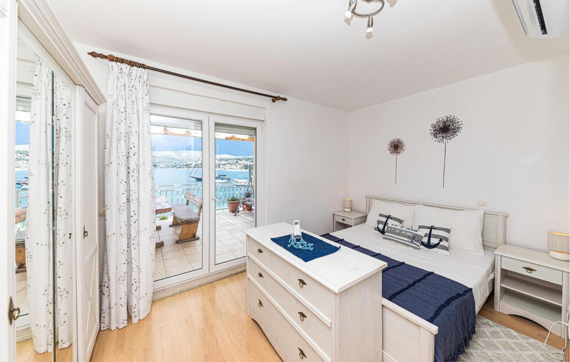 2 Bedroom Beautiful Apartment In Okrug Gornji 트로기르 외부 사진