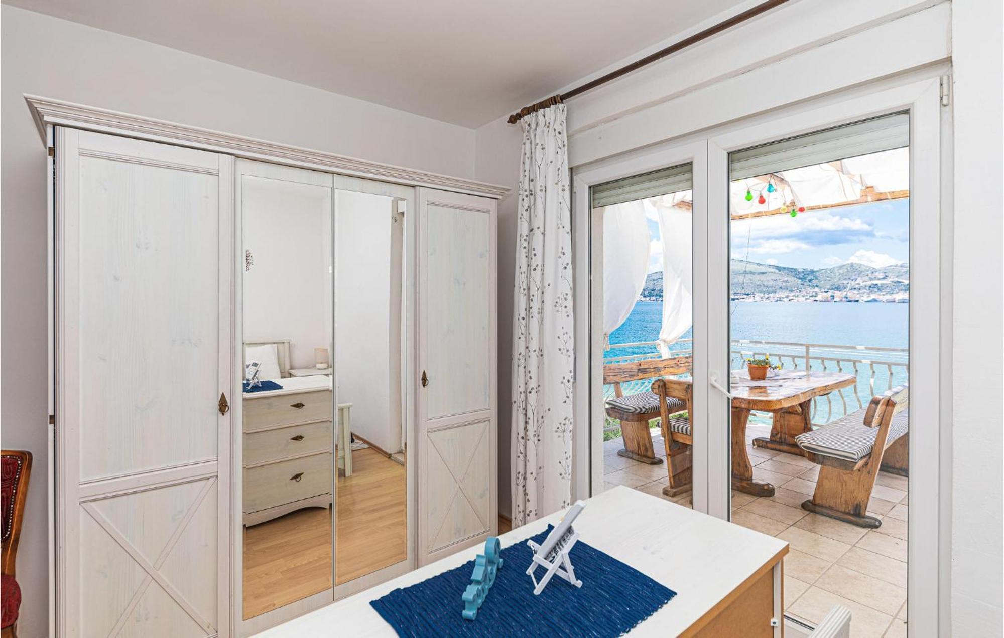 2 Bedroom Beautiful Apartment In Okrug Gornji 트로기르 외부 사진