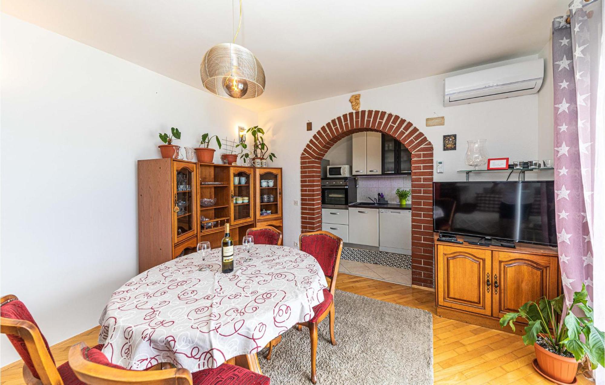 2 Bedroom Beautiful Apartment In Okrug Gornji 트로기르 외부 사진